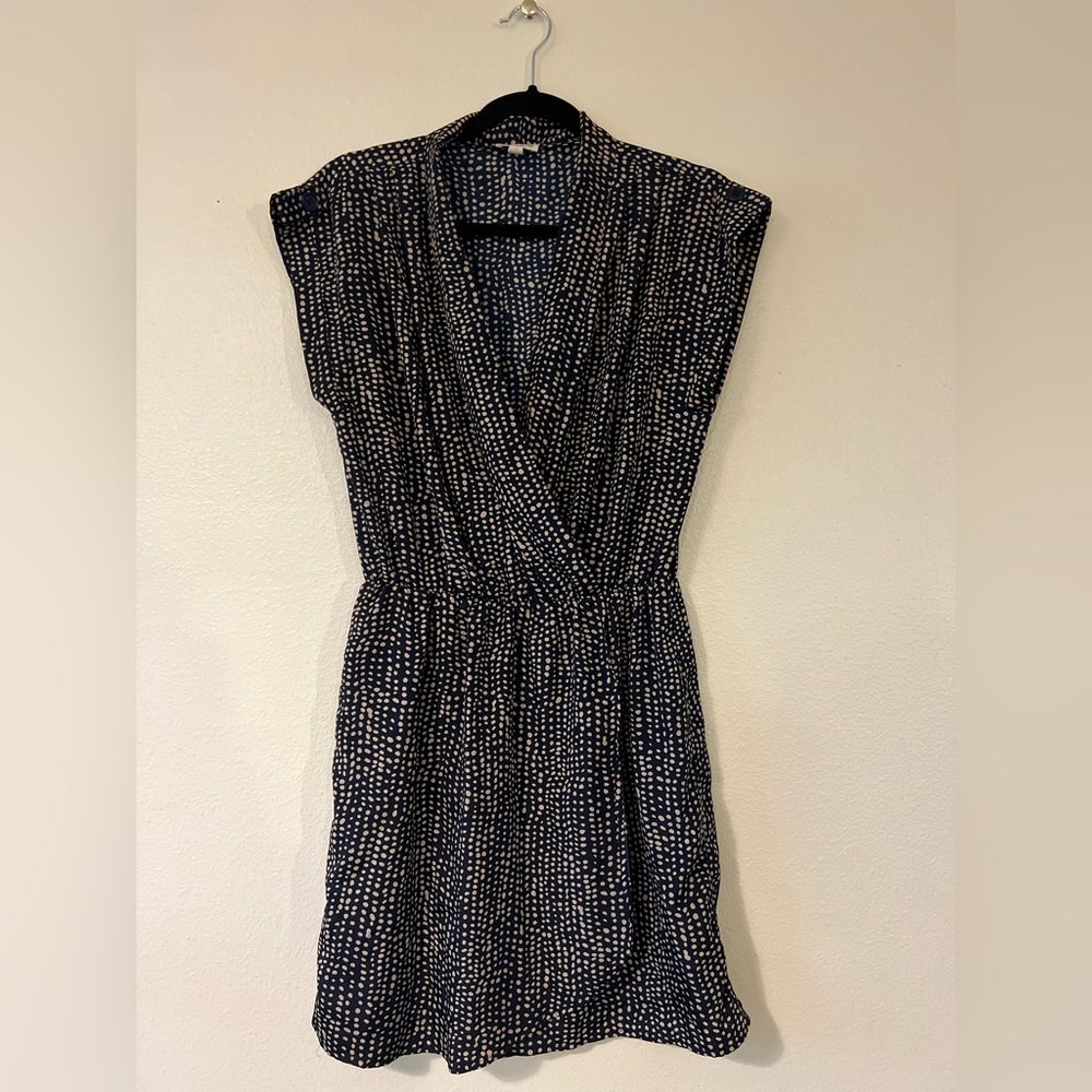 Shoulder cap sleeve, v-neck dress. Elastic waist. Slip attached.